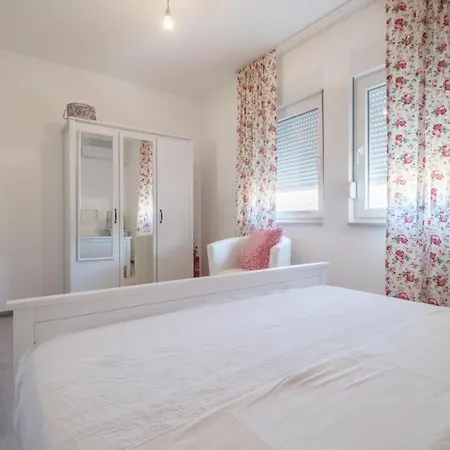 Ferienhaus Trebinja 펜션 *