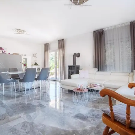 Ferienhaus Trebinja 펜션 *
